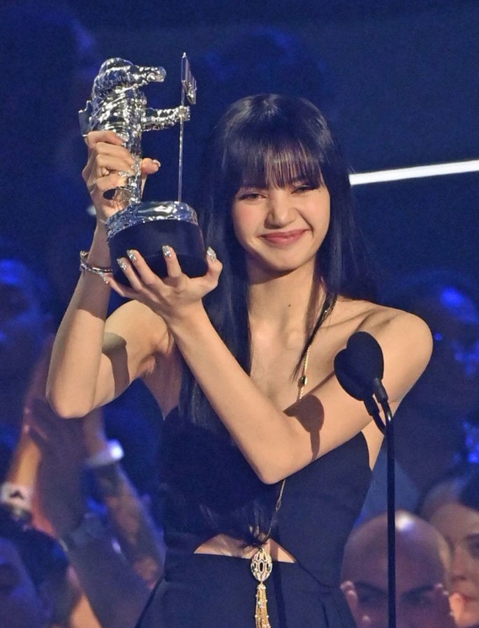 RabiaKhanLK's tweet photo. Being a feminist and stanning women from the ent. esp the music industry is so hard
Lisa winning VMA is my first time experiencing everything Taylor Swift said about the treatment of successful women here and it's frustrating!
Lisa,I hope you're doing well ilysm
#RESPECTFORLISA https://t.co/HqF014zvFt