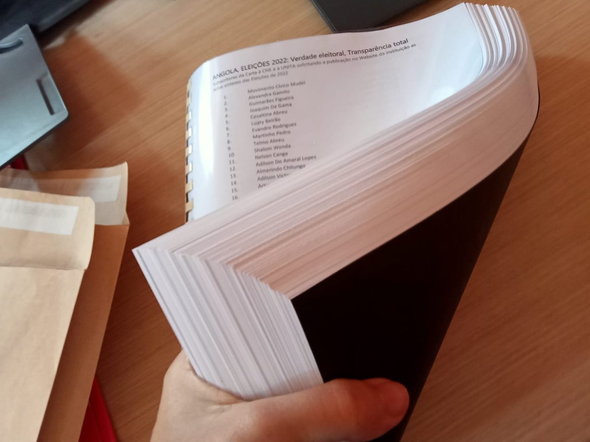 Alô <a href="/AngolaCne/">CNE</a>, estamos a ir entregar-vos a petição e a lista de subscritores. Matámos algumas árvores para imprimir tudo (frente e verso), mas assim podem ter uma ideia visual do que são 28 mil pessoas. Publiquem as actas!