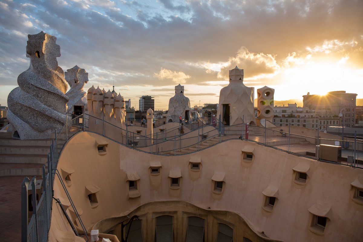 📢¿Quieres visitar la Casa Milà antes que nadie? ¿Te gustaría pasear solo por la azotea de los guerreros de La Pedrera? 🚶Ahora puedes hacerlo con la visita guiada en inglés "La Pedrera exclusiva". 😍
ow.ly/SfeF50KwFrH