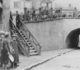 UCL_Holocaust's tweet photo. OTD in 1939 Lublin was occupied by the Nazis. Immediately Jews were seized for forced labour,  property confiscated. 
Jews were ordered to wear yellow star. 
Synagogue services were outlawed &amp; several synagogues destroyed. 
A ghetto soon established. #polarisation #symbolisation https://t.co/W8HNGXvW3E