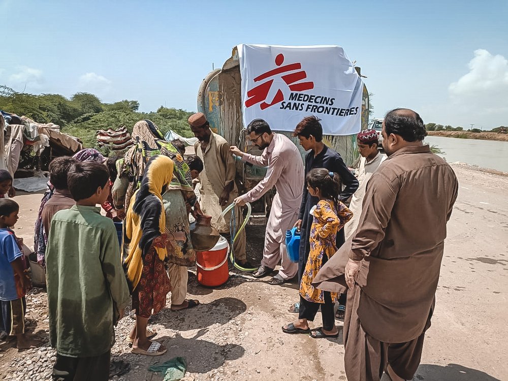 MSF_canada's tweet photo. #Breaking from #Pakistan: Widespread destruction caused by flooding during monsoon rains has over 70% of the country inundated. 

Over 1,000 people are dead. 
Over 1,500 people are injured. 
At least 33 million people are affected. 

How we're responding to the #PakistanFloods 👇 https://t.co/N6SlHt9vPC