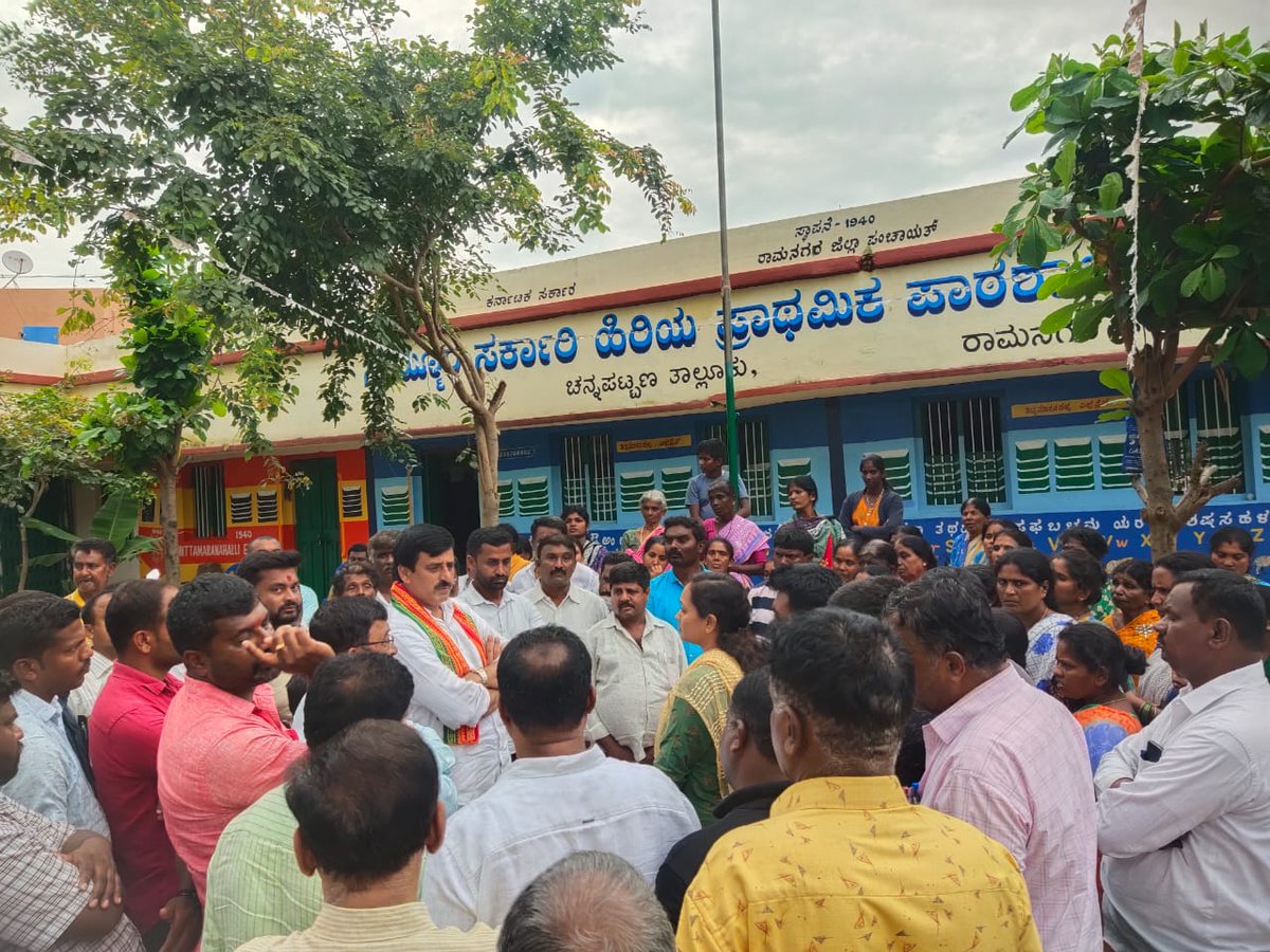 CPYogeeshwara's tweet photo. ಪ್ರವಾಹ ಪೀಡಿತ ತಿಟ್ಟಮಾರನಹಳ್ಳಿ ಗ್ರಾಮಕ್ಕೆ ಭೇಟಿ ನೀಡಿ ನಿರಾಶ್ರಿತ ಕುಟುಂಬಗಳಿಗೆ ದಿನಸಿ ಪದಾರ್ಥಗಳನ್ನು ನೀಡಿ ಅವರಿಗೆ ಧೈರ್ಯ ತುಂಬಲಾಯಿತು.ಶಾಶ್ವತ ಪರಿಹಾರದ ದೃಷ್ಟಿಯಿಂದ ಎರಡು ಎಕರೆ ಜಮೀನು ಖರೀದಿಸಿ ನಿರಾಶ್ರಿತ ಕುಟುಂಬಗಳನ್ನು ಸ್ಥಳಾಂತರ ಮಾಡುವುದಕ್ಕಾಗಿ ಸರ್ಕಾರದ ಜೊತೆ ಮಾತುಕತೆ ನಡೆಸಿ ಪರಿಹಾರ ಮಾಡುವುದಾಗಿ ಭರವಸೆ ನೀಡಲಾಯಿತು. https://t.co/Dc7PW6TjCH