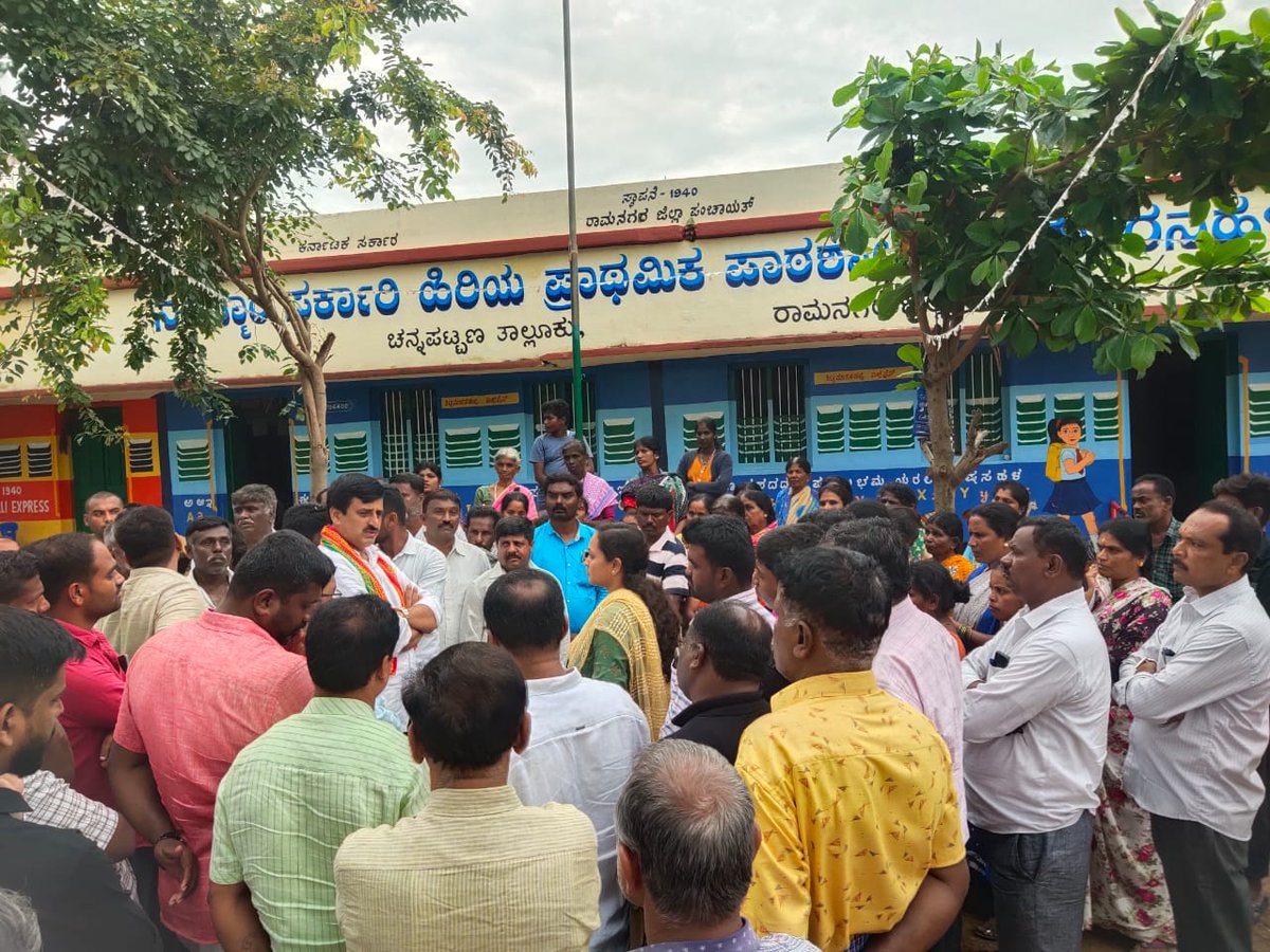CPYogeeshwara's tweet photo. ಪ್ರವಾಹ ಪೀಡಿತ ತಿಟ್ಟಮಾರನಹಳ್ಳಿ ಗ್ರಾಮಕ್ಕೆ ಭೇಟಿ ನೀಡಿ ನಿರಾಶ್ರಿತ ಕುಟುಂಬಗಳಿಗೆ ದಿನಸಿ ಪದಾರ್ಥಗಳನ್ನು ನೀಡಿ ಅವರಿಗೆ ಧೈರ್ಯ ತುಂಬಲಾಯಿತು.ಶಾಶ್ವತ ಪರಿಹಾರದ ದೃಷ್ಟಿಯಿಂದ ಎರಡು ಎಕರೆ ಜಮೀನು ಖರೀದಿಸಿ ನಿರಾಶ್ರಿತ ಕುಟುಂಬಗಳನ್ನು ಸ್ಥಳಾಂತರ ಮಾಡುವುದಕ್ಕಾಗಿ ಸರ್ಕಾರದ ಜೊತೆ ಮಾತುಕತೆ ನಡೆಸಿ ಪರಿಹಾರ ಮಾಡುವುದಾಗಿ ಭರವಸೆ ನೀಡಲಾಯಿತು. https://t.co/Dc7PW6TjCH