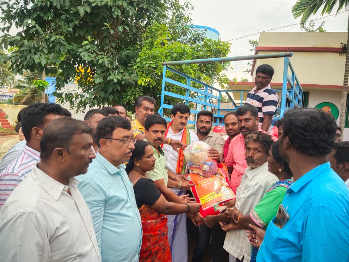 CPYogeeshwara's tweet photo. ಪ್ರವಾಹ ಪೀಡಿತ ತಿಟ್ಟಮಾರನಹಳ್ಳಿ ಗ್ರಾಮಕ್ಕೆ ಭೇಟಿ ನೀಡಿ ನಿರಾಶ್ರಿತ ಕುಟುಂಬಗಳಿಗೆ ದಿನಸಿ ಪದಾರ್ಥಗಳನ್ನು ನೀಡಿ ಅವರಿಗೆ ಧೈರ್ಯ ತುಂಬಲಾಯಿತು.ಶಾಶ್ವತ ಪರಿಹಾರದ ದೃಷ್ಟಿಯಿಂದ ಎರಡು ಎಕರೆ ಜಮೀನು ಖರೀದಿಸಿ ನಿರಾಶ್ರಿತ ಕುಟುಂಬಗಳನ್ನು ಸ್ಥಳಾಂತರ ಮಾಡುವುದಕ್ಕಾಗಿ ಸರ್ಕಾರದ ಜೊತೆ ಮಾತುಕತೆ ನಡೆಸಿ ಪರಿಹಾರ ಮಾಡುವುದಾಗಿ ಭರವಸೆ ನೀಡಲಾಯಿತು. https://t.co/Dc7PW6TjCH