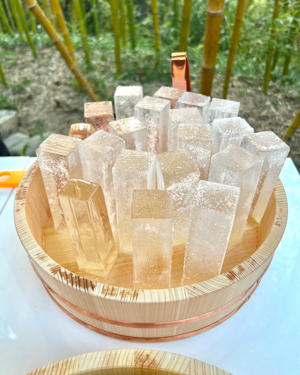 LazySomm's tweet photo. I saw these nice ice pillars prepared for #Suntory #Highballs. These fit well in tall glasses.
トールグラスに丁度いい! #サントリー #ハイボール 用に用意された氷柱。
#suntoryhighball #icecube #氷柱 https://t.co/KfncyJFNvH