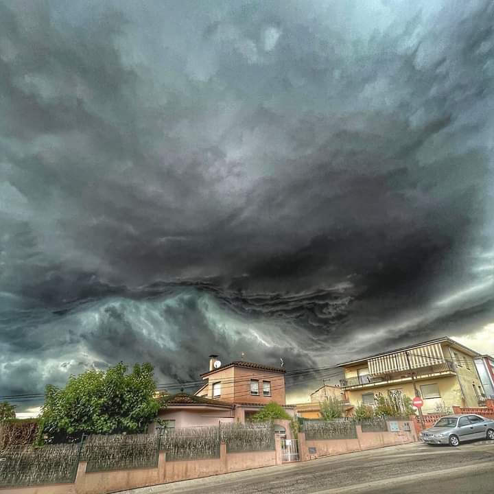 InfosFrancaises's tweet photo. 🇪🇦 ESPAGNE : #Orage d'une rare violence à La Bisbal d'Empord, près de la frontière française. Une fillette d'un an est morte frappée par un grêlon géant et 70 personnes blessées. D'importants dégâts sont signalés sur les bâtiments et les voitures (Diari de Girona). https://t.co/w8puUjkKCu