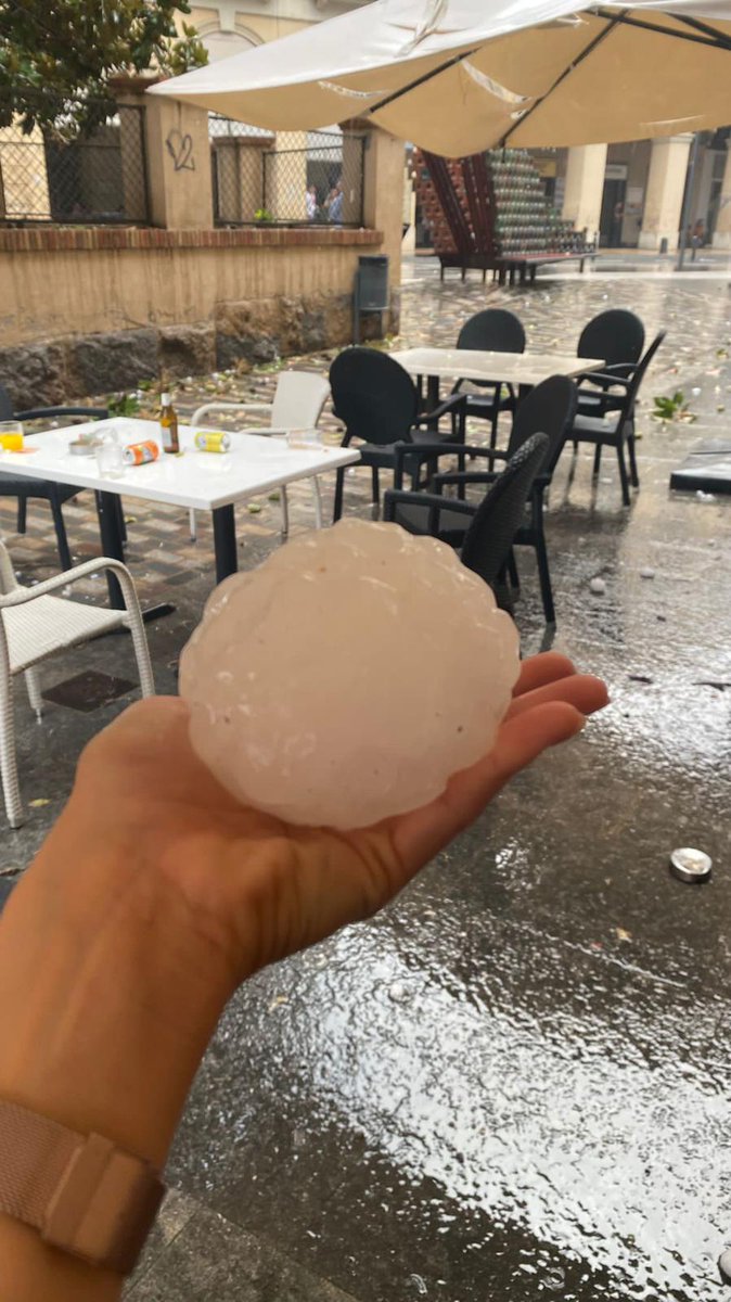 InfosFrancaises's tweet photo. 🇪🇦 ESPAGNE : #Orage d'une rare violence à La Bisbal d'Empord, près de la frontière française. Une fillette d'un an est morte frappée par un grêlon géant et 70 personnes blessées. D'importants dégâts sont signalés sur les bâtiments et les voitures (Diari de Girona). https://t.co/w8puUjkKCu