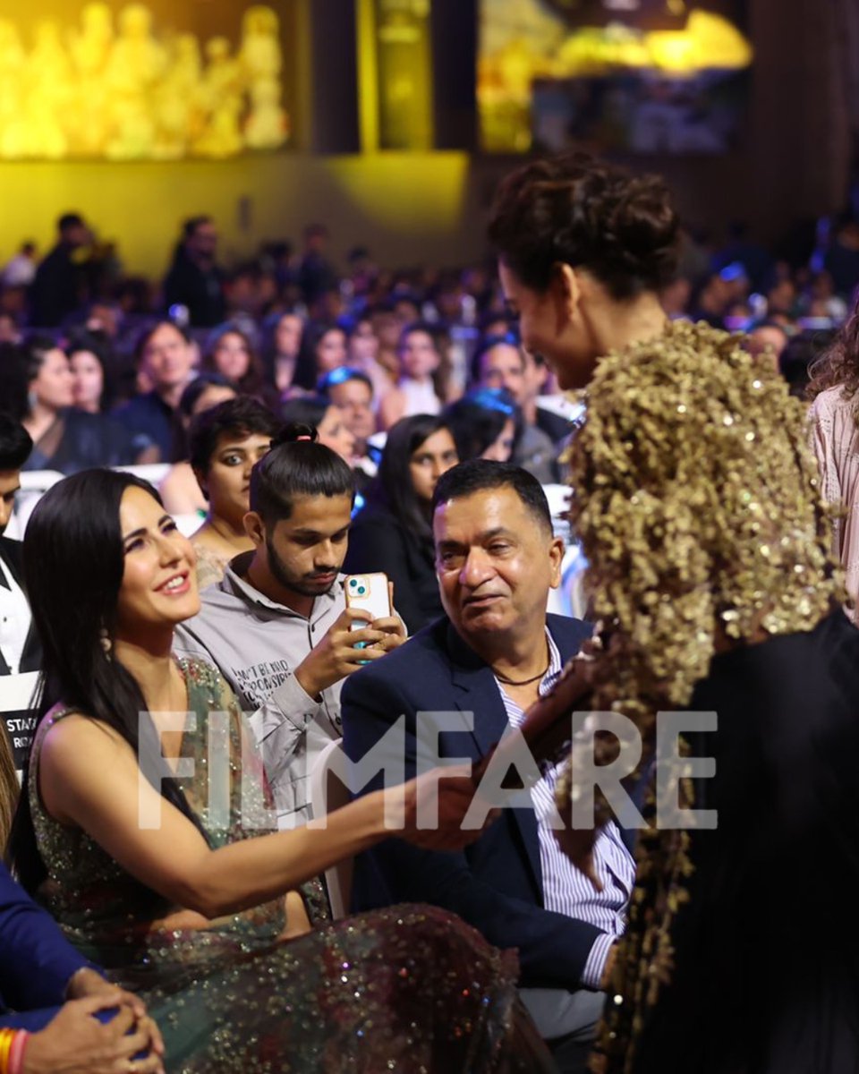 filmfare's tweet photo. The lovely #KatrinaKaif greets #DiaMirza at the 67th #Wolf777newsFilmfareAwards 2022 with Government Of Maharashtra, Azaadi Ka Amrit Mahotsav. ❤️📸

#FilmfareAwards #FilmfareAwards2022 https://t.co/wgYItm6Tlt