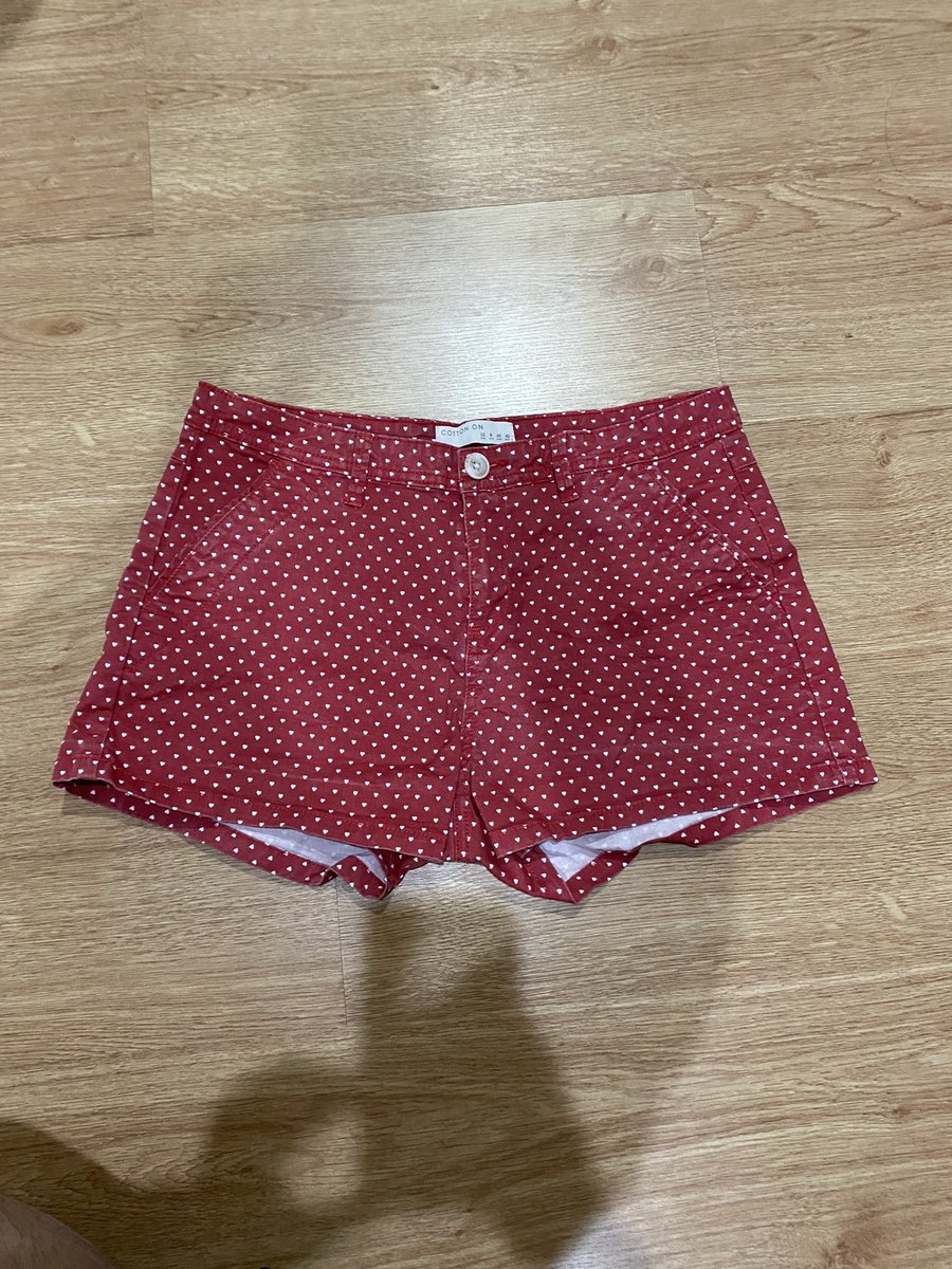 amyleeused's tweet photo. #ส่งต่อ กางเกงสีแดงฟิลซัมเมอร์ๆ แบรนด์cotton on สวยแส่บมาก🌊🌺
> 70 ฿
> เอว 30 สะโพก 38 ยาว 11
#ส่งต่อเสื้อผ้ามือสอง #ส่งต่อ #เสื้อผ้ามือสอง #ส่งต่อเสื้อผ้า #โล๊ะตู้เสื้อผ้า #เสื้อผ้ามือ2 #cottonon https://t.co/Vwx4N6sRin