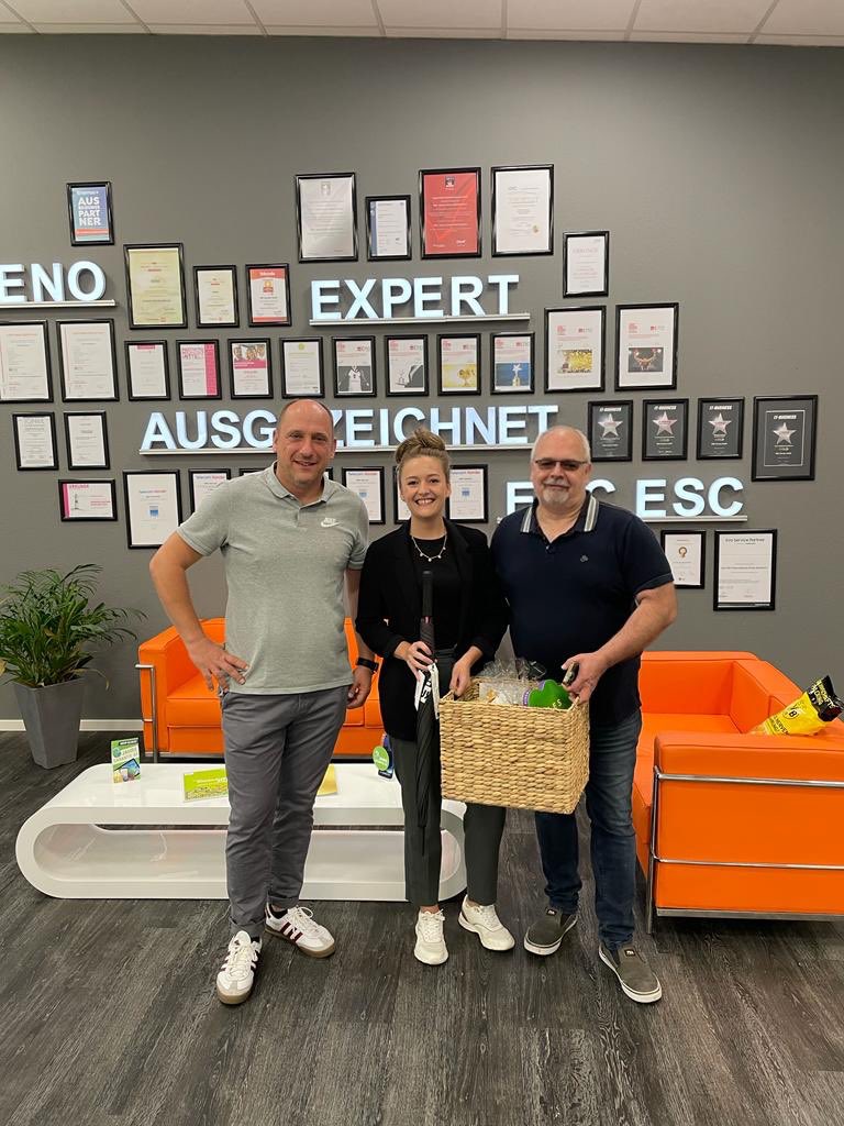 OneFrankenberg's tweet image. Im Namen der Werbegruppe ENO Süd West (ehemals Mitte 🙂 ) durfte ich heute Sinah zum Abschied einen Präsentkorb mit regionalen Aufmerksamkeiten ihrer Händler überreichen und ihr ein #dankefueralles mit auf ihren zukünftigen Weg geben %enotelekom #wearefamily #danke