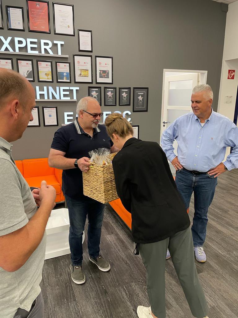 OneFrankenberg's tweet image. Im Namen der Werbegruppe ENO Süd West (ehemals Mitte 🙂 ) durfte ich heute Sinah zum Abschied einen Präsentkorb mit regionalen Aufmerksamkeiten ihrer Händler überreichen und ihr ein #dankefueralles mit auf ihren zukünftigen Weg geben %enotelekom #wearefamily #danke