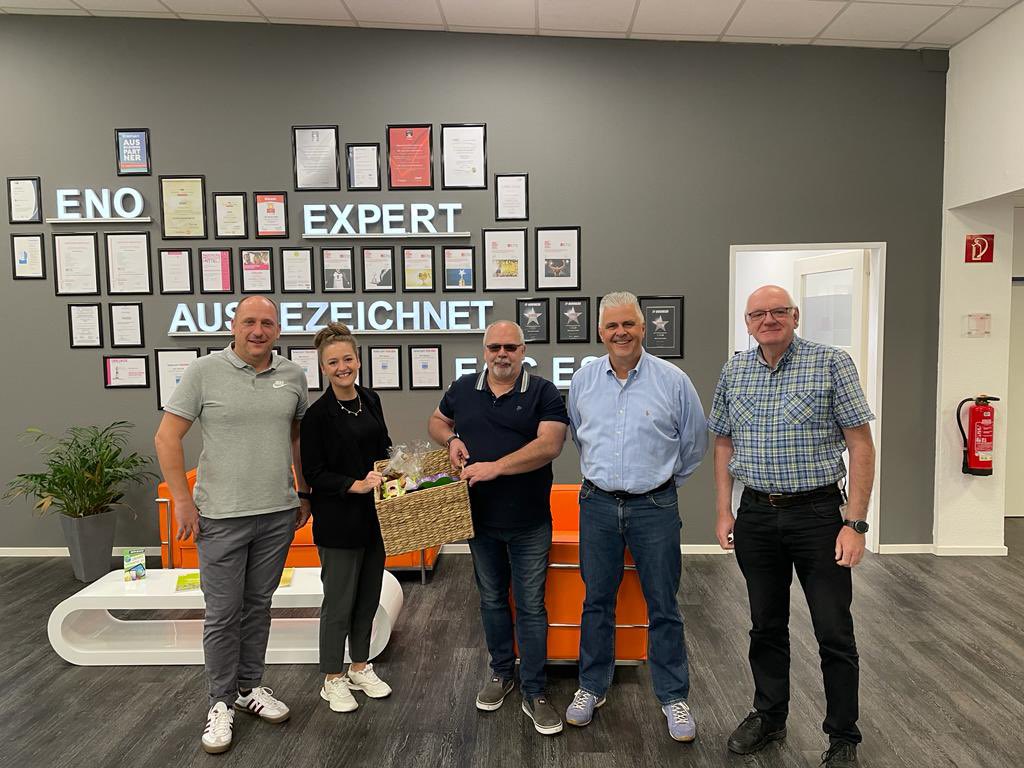 OneFrankenberg's tweet image. Im Namen der Werbegruppe ENO Süd West (ehemals Mitte 🙂 ) durfte ich heute Sinah zum Abschied einen Präsentkorb mit regionalen Aufmerksamkeiten ihrer Händler überreichen und ihr ein #dankefueralles mit auf ihren zukünftigen Weg geben %enotelekom #wearefamily #danke