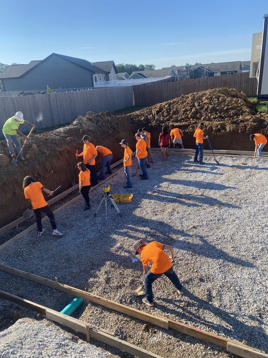 TbhsTech's tweet image. Prepping for the house footing. Concrete at 11:30.
