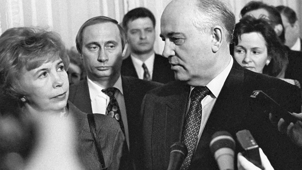 Samassa kuvassa mies, joka lopetti kylmän sodan, ja mies, joka aloitti sen uudelleen.

#MihailGorbatshov #VladimiPutin
