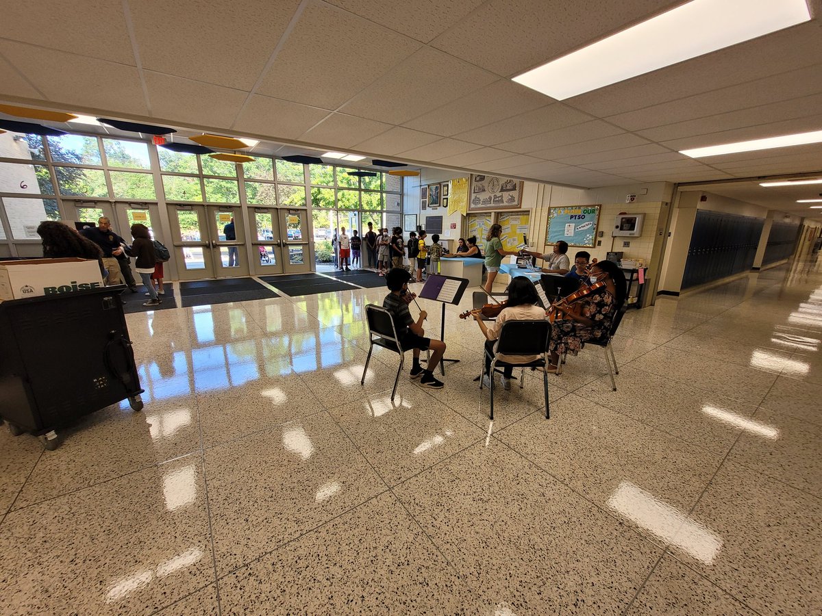 ArtsSupvr_FTPS's tweet image. String quartet welcoming students at SGS orientation! Can&apos;t think of a better way to welcome our students! @SGS_FTPSchools @WNews_FTPS