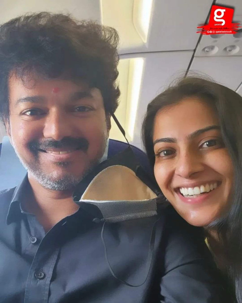 AaayaaCom's tweet photo. #VaralaxmiSarathkumar 's fangirl moment with our #Varisu #ThalapathyVijay𓃵 ! 😍👇

@varusarathkumar #Varisu #ThalapathyVijay𓃵 https://t.co/pLevLfP35v