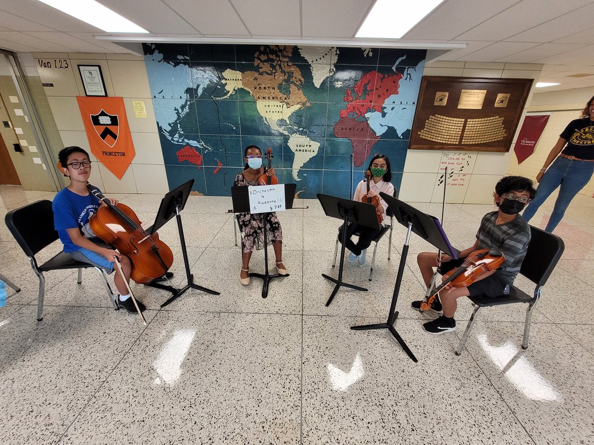 ArtsSupvr_FTPS's tweet image. String quartet welcoming students at SGS orientation! Can&apos;t think of a better way to welcome our students! @SGS_FTPSchools @WNews_FTPS