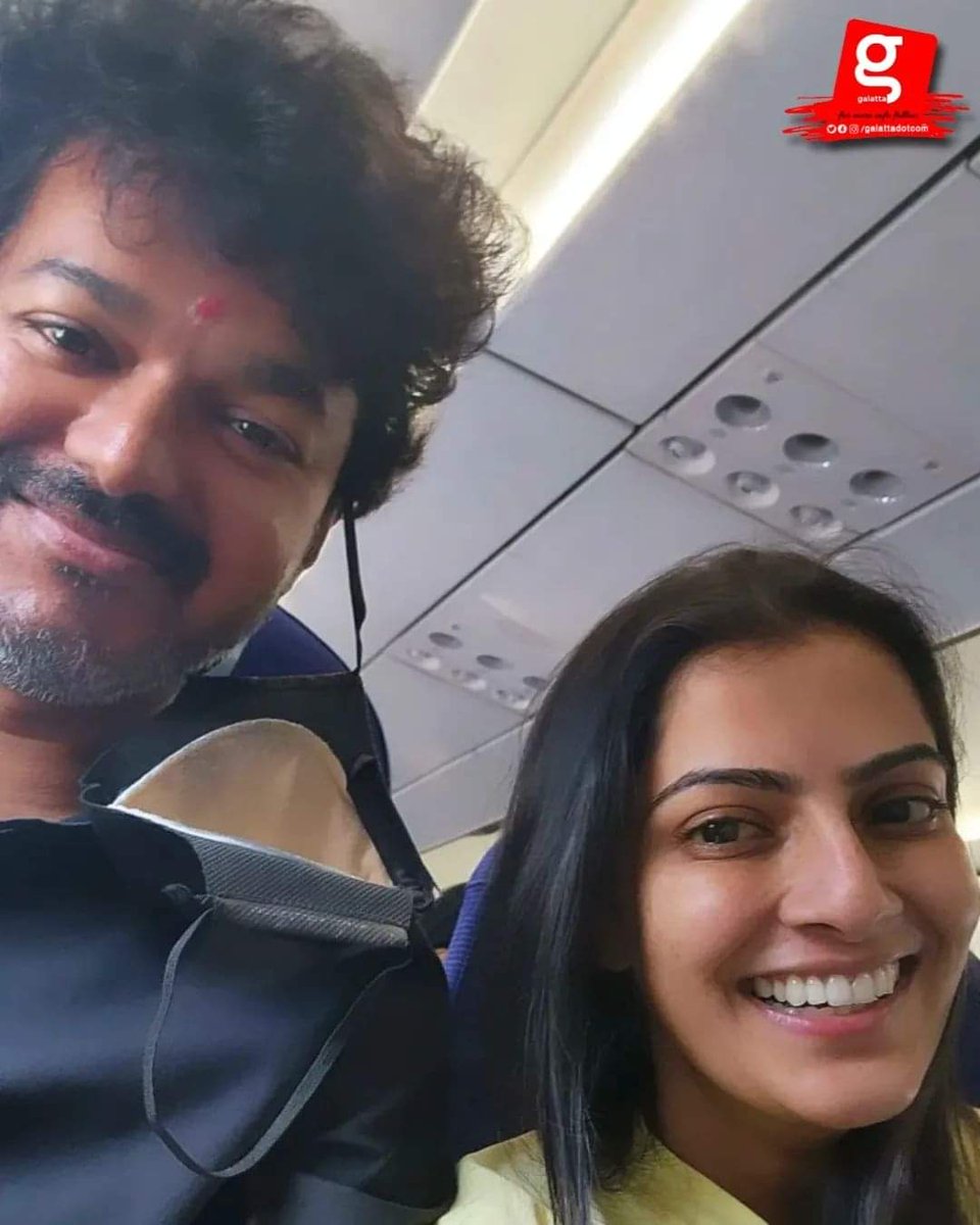AaayaaCom's tweet photo. #VaralaxmiSarathkumar 's fangirl moment with our #Varisu #ThalapathyVijay𓃵 ! 😍👇

@varusarathkumar #Varisu #ThalapathyVijay𓃵 https://t.co/pLevLfP35v