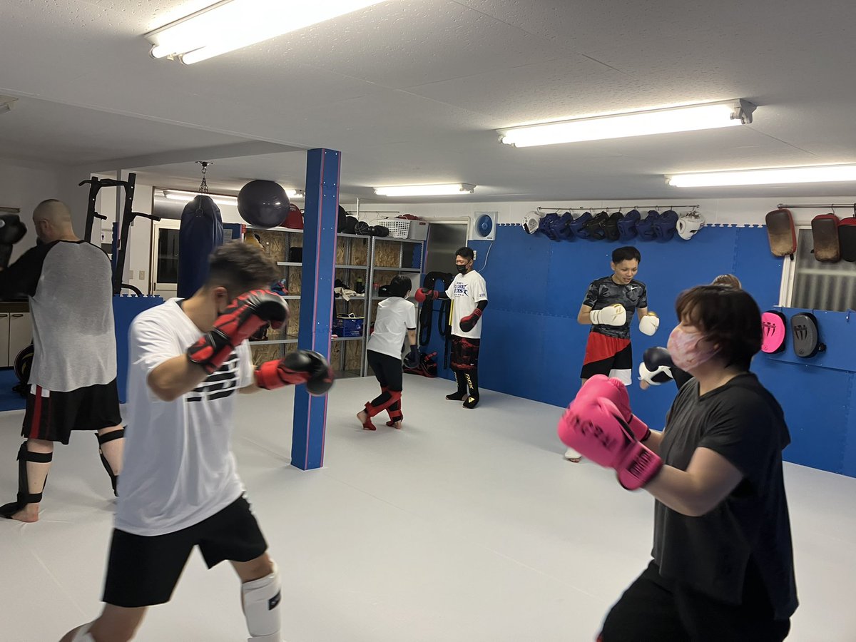 suguru_hayasaka's tweet photo. 今日も無事おわり。わたくしは今日も指導のみ😌
10/9試合組追い込み中。
試合組にどのくらい強度でスパーリングさせるのかは難しいとこ。

 #釧路
 #釧路格闘技
 #金曜日から動く予定
 #本日もありがとうございます 
 #COREQUEST https://t.co/xVesVQnbc2