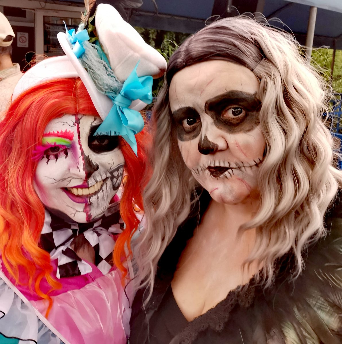 RedQueenof's tweet photo. Wenn man Monsterkollegen trifft #hutmacherin #makeup #horrornächtefilmparkbabelsberg https://t.co/Uzxt8NSO4I