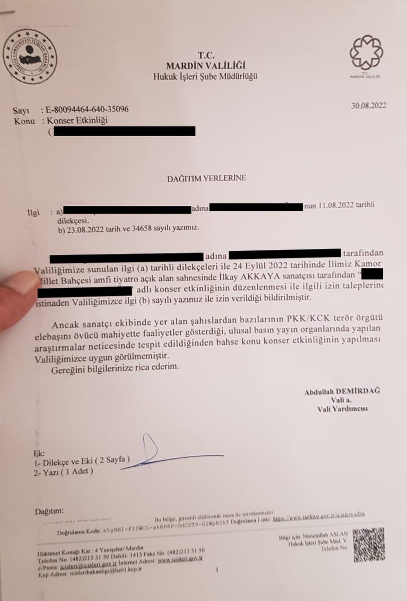 Yasaklamalara biri daha eklendi ve belli ki çoğalacak. 34 yıl boyunca yüzlerce kez yaşadım bunu Bulunduğum her sahnede yalnızca eşitliğin,adaletin,sevginin ve özgürlüğün şarkılarını söyledim. Bu duyguyu mümkün olan en geniş alana taşımaya çalıştım.Bundan sonra da böyle olacak.