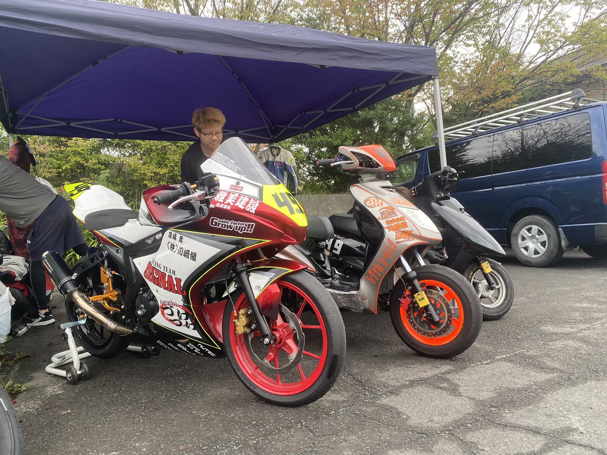 ponyo4976's tweet photo. 今年もRTｼｸﾞﾅﾙ ｴｰｽﾗｲﾀﾞｰ車両の
ｽﾃｯｶｰ作らせて貰いました😉❣️

今までと車両も変わったから
貼る位置で形とかに苦戦したけど
何とか出来て良かった🙋‍♀️✨

これからもっとｽﾎﾟﾝｻｰ増やして
空いてるｽﾍﾟｰｽも埋めよか🤭!!笑

#ステッカー製作
#ご注文受け付け中 https://t.co/i7Clja2pQw