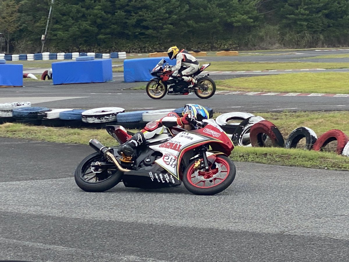 ponyo4976's tweet photo. 今年もRTｼｸﾞﾅﾙ ｴｰｽﾗｲﾀﾞｰ車両の
ｽﾃｯｶｰ作らせて貰いました😉❣️

今までと車両も変わったから
貼る位置で形とかに苦戦したけど
何とか出来て良かった🙋‍♀️✨

これからもっとｽﾎﾟﾝｻｰ増やして
空いてるｽﾍﾟｰｽも埋めよか🤭!!笑

#ステッカー製作
#ご注文受け付け中 https://t.co/i7Clja2pQw