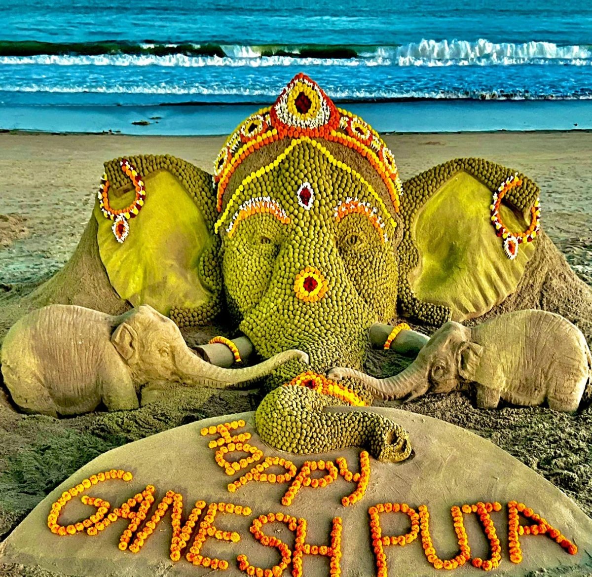 IndiaToday's tweet photo. Padma Shri @sudarsansand creates Ganpati idol with 3,425 sand laddoos on #Odisha's Puri beach
Read More: https://t.co/6o6gMdvA8a
#GaneshChaturthi https://t.co/DcYH0SG1yw