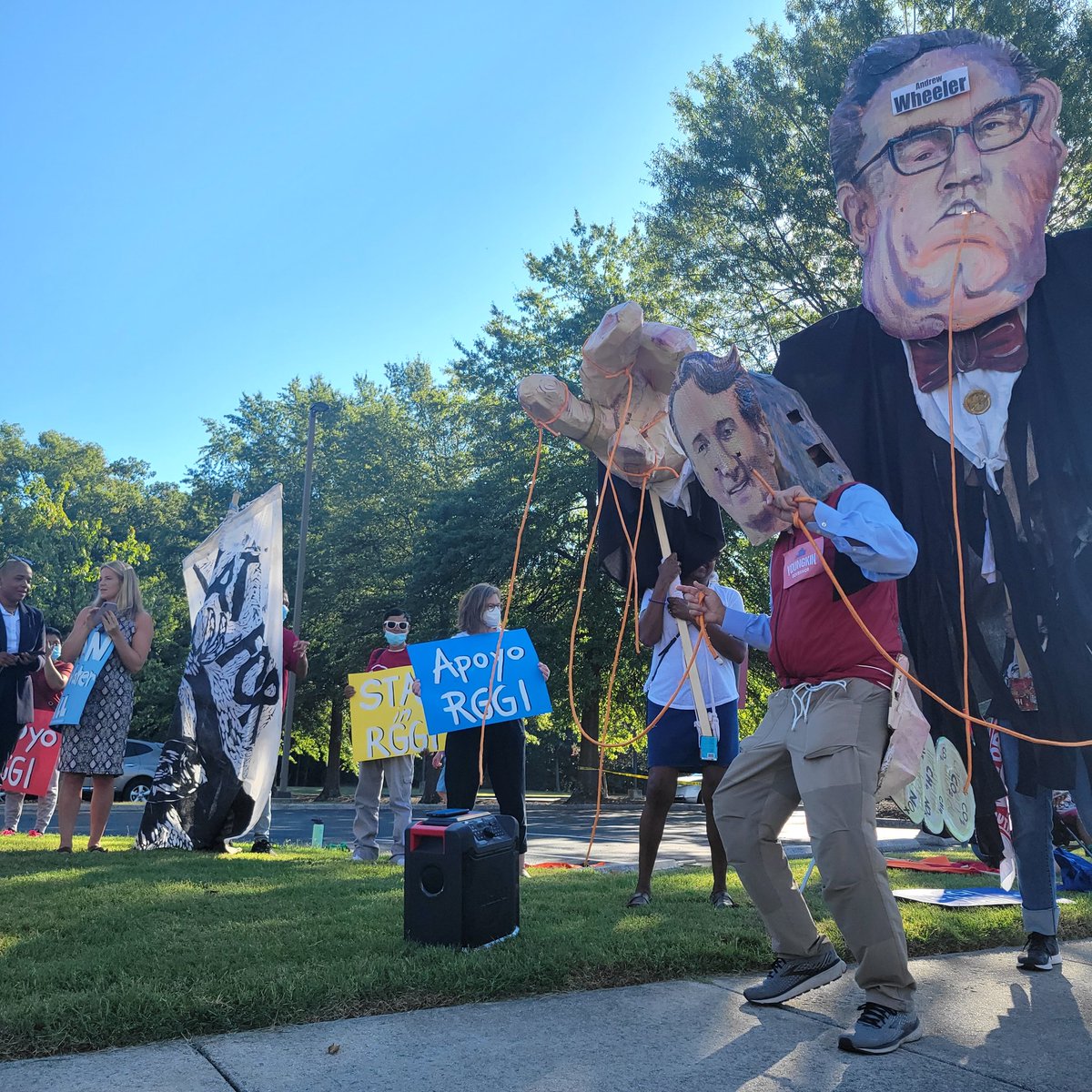 VirginiaLCV's tweet photo. 🚨#LiveTweeting

We're at the VADEQ Air Pollution Control Board meeting with @AppVoices, @vasierraclub, @CCAN, @VAIPL, @VCNVAorg, and Richmond People's Climate Movement to say loud and clear to @GovernorVA to stop attacking climate action, and that #RGGI works! (1/2) https://t.co/zayF9D5Cz4