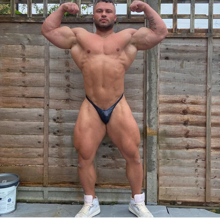 Goon4This's tweet photo. Luca Pola, 25 years old.
Sucking his dick while he flexes biceps. https://t.co/FdfChkfn5P