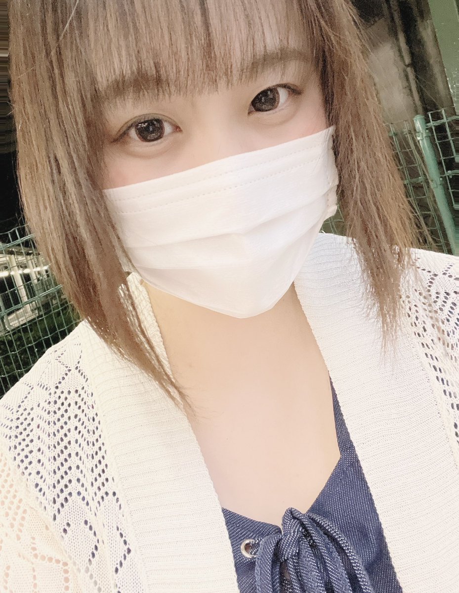 美容師の友達にカットと縮毛してもらった！
めっちゃ髪の毛とぅるんとぅるん！
もちろん、ちゃんと代金払ってます😌