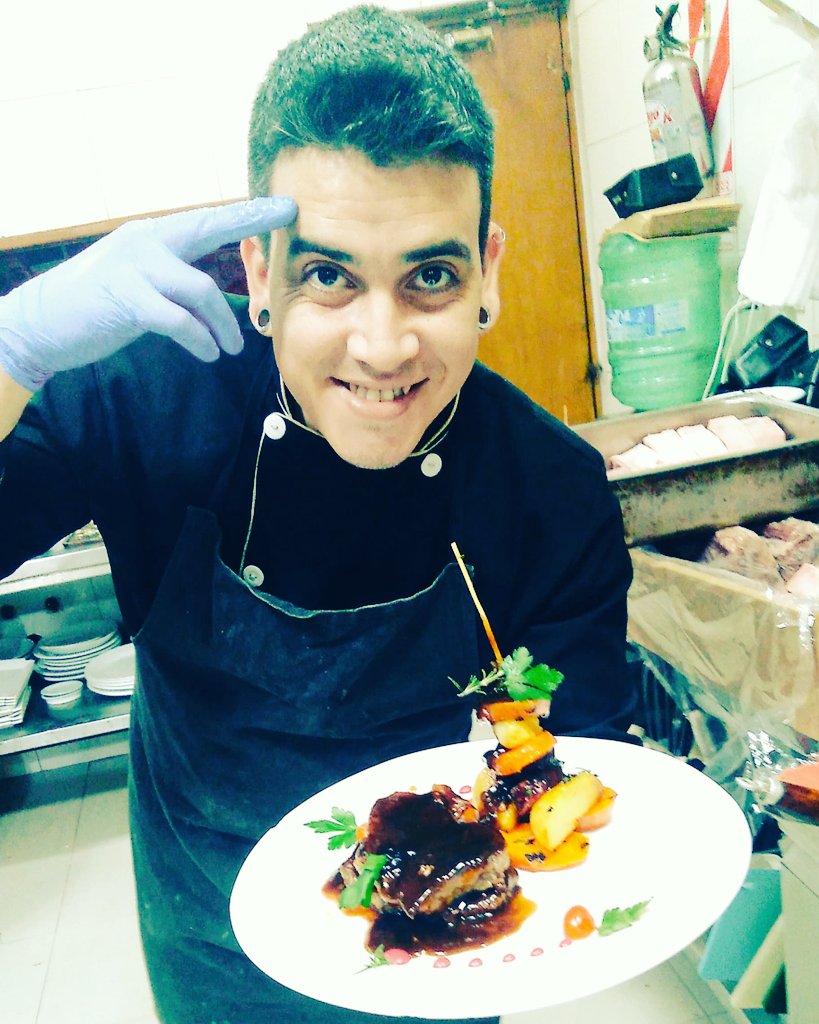 Pablochef87's tweet photo. Siempre haciendo lo que amo ...
#amatucocina...
#simplementefeliz 
Bondiola napada en salsa de cerveza stout y honei con vegetales glaseado al run y naranja. https://t.co/qerQxaCqgK