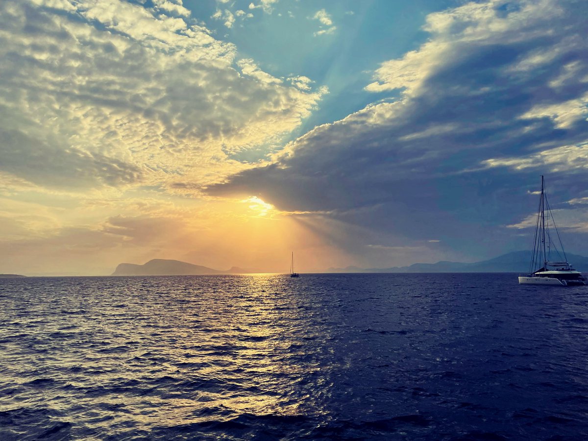 #HydraHelminths #sunset #greece🇬🇷 
I was honored to give a talk at the parasitic helminths: new perspectives in infection and biology conference. What a nice week so far with incredibly good presentations. Especially the ride with boat to the tavern was one highlight. 🚤🍷🍇🌄