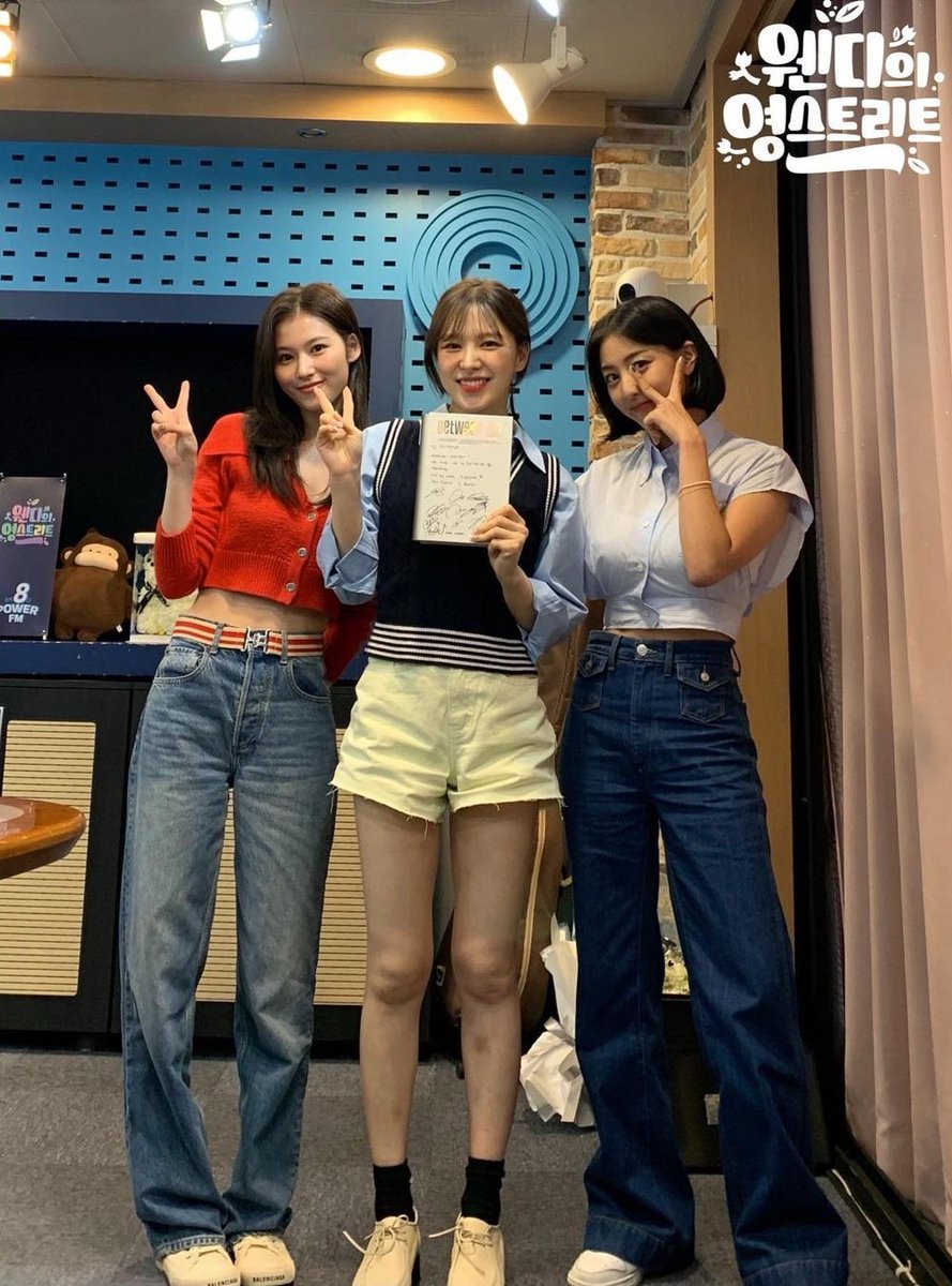 wandj221's tweet photo. 220831 sbsyoungstreet insta update with #WENDY, TWICE Sana and Jihyo 💙

#Happiness_when_we_meet
The meeting between TWICE and WanD🫶 
It was expected, but they were lovelier, cuter, happier, and warmer than expected..?���� https://t.co/ac48mRiESn