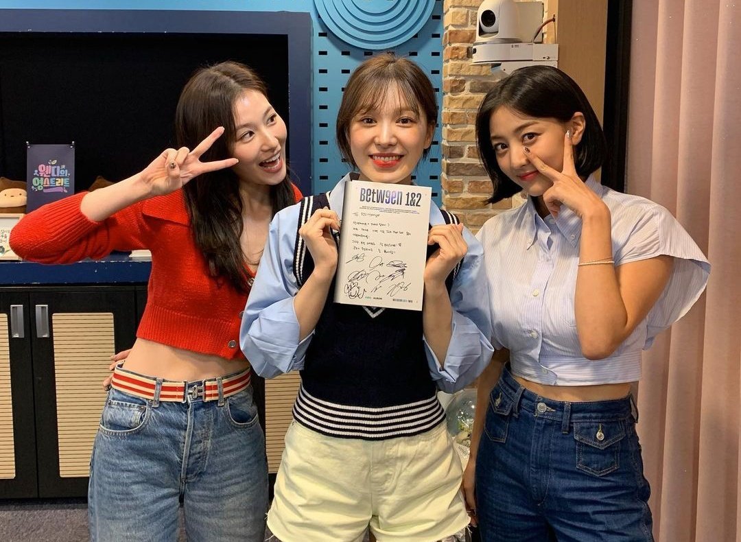 wandj221's tweet photo. 220831 sbsyoungstreet insta update with #WENDY, TWICE Sana and Jihyo 💙

#Happiness_when_we_meet
The meeting between TWICE and WanD🫶 
It was expected, but they were lovelier, cuter, happier, and warmer than expected..?���� https://t.co/ac48mRiESn