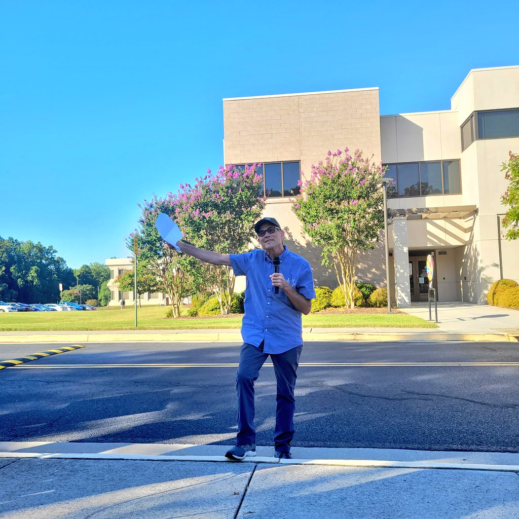 VirginiaLCV's tweet photo. 🚨#LiveTweeting

Bill Muth of @ThirdActVa reminding our officials, those meeting this morning in the building behind him, that #RGGI is the law! https://t.co/XdfElWGutC