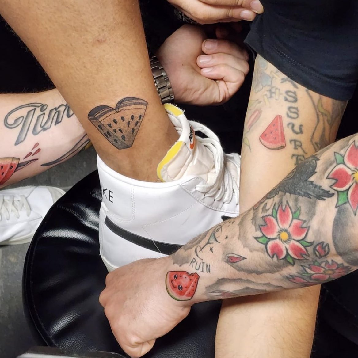 grapejuiceblues's tweet photo. harry’s tour crew got commemorative watermelon tats 😭 that’s so cute https://t.co/uwuAxh5vk0