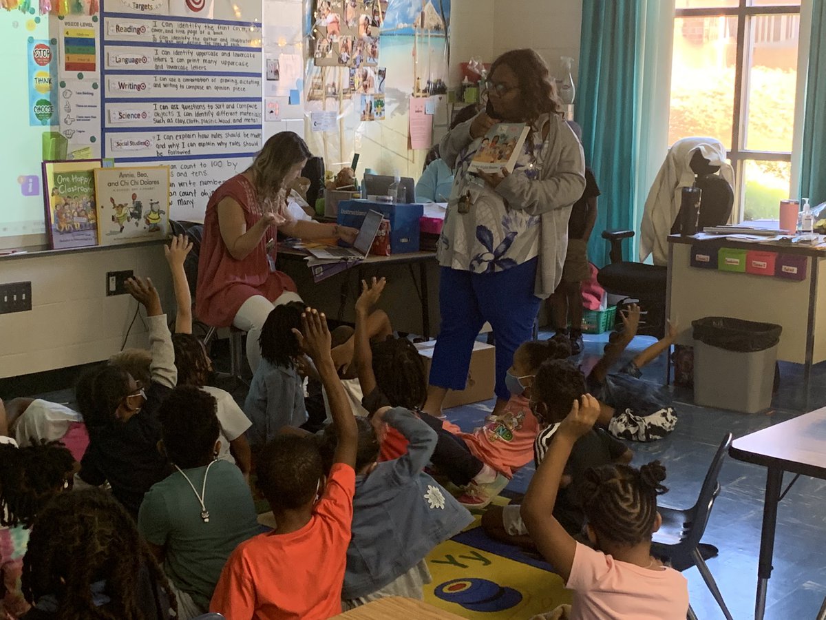 Sarbarnett's tweet photo. Awesome Kinder Ts @ARES_HCS seamlessly integrating reading and phonics standards using pre-decodable textsโฆthese smart students are putting it all together and learning how to read! @ELA_HCS #LiteracyinHenry #BuildingPowerfulReaders @mr_bsclass https://t.co/eE85qRzGws