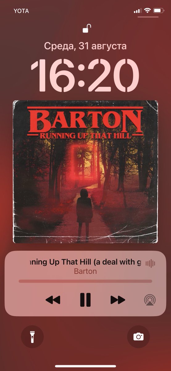 Dennis_Khmara's tweet image. Очень нравится 😻 новый проигрыватель экрана блокировки, а особенно отображение обложки воспроизводимого трека, которая подстраивается под цвет 🎨 
#iOS16Beta8 #Apple