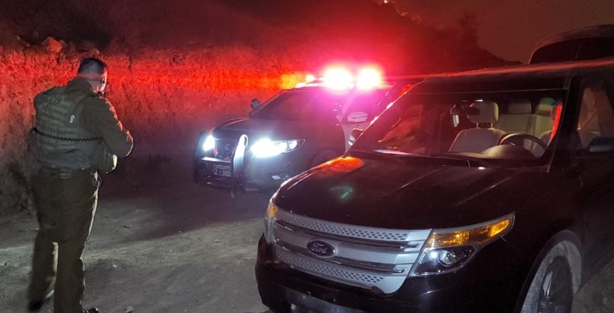 pizarroviera's tweet photo. #Ovalle en madrugada y luego de huir de control policial #carabineros logra detención de 3 sujetos que transitaban en vehículo encargado por robo. Fiscalia los deja en libertad apercibidos x art. 26 #quecosasno? @elovallino https://t.co/5cL6Kzcfah