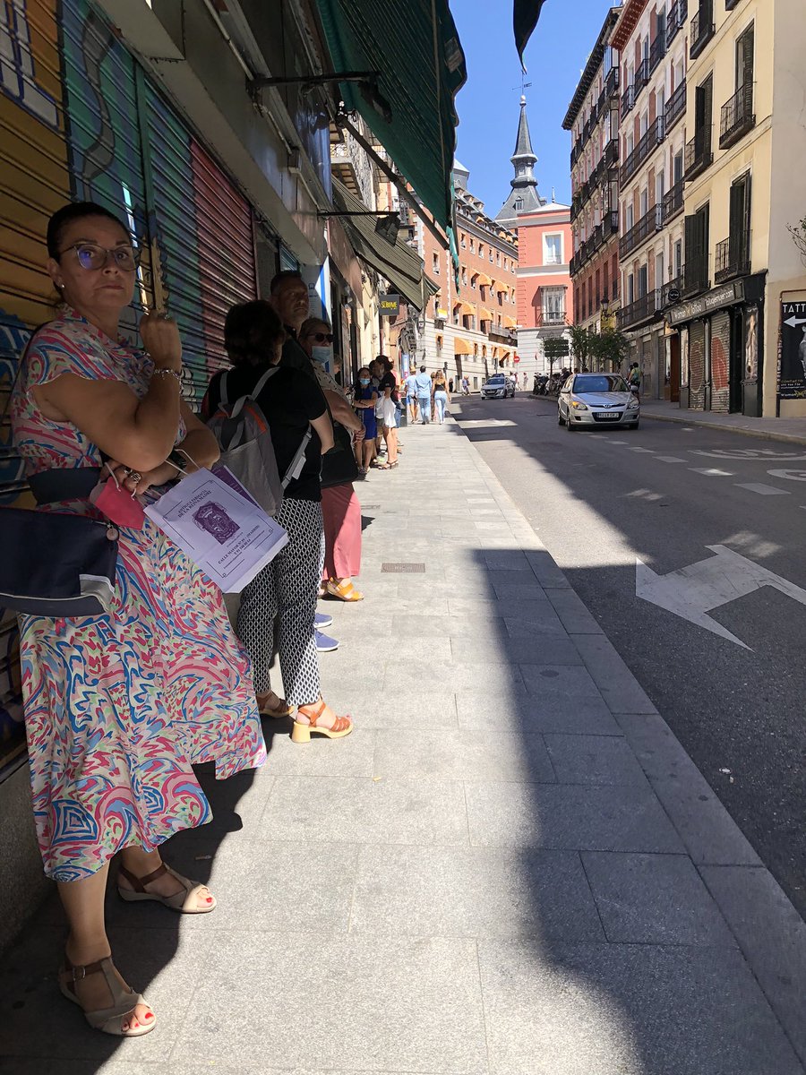 Merry_Verry's tweet photo. @EMTincidencias qué es lo que pasa con la línea 31 que llegan buses a la cabecera pero ninguno coge pasajeros?? Llevamos media hora aquí así. https://t.co/ZtmCQ5ZOR4