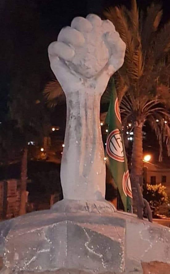 Awaited_Hope's tweet photo. The influence of Imam #Hussain (as) during the Israeli invasion and occupation of Lebanon in 1982:
During the #Israeli_invasion and occupation of #Lebanon in 1982, some heroic woman stood firm on the front lines against the occupying forces.
1/6 π§΅ https://t.co/dKppFipKji