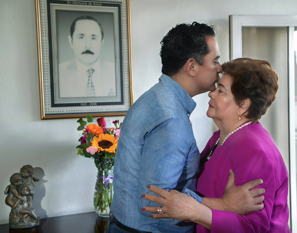 josejoseantonio's tweet photo. Hoy comienzo la responsabilidad más grande de mi vida y no podía empezar el día sin la bendición de mis padres.¡Gracias mamá por siempre creer en mí! 

Va por ti y por mi padre que también está con nosotros. https://t.co/YnK5yTGfDG