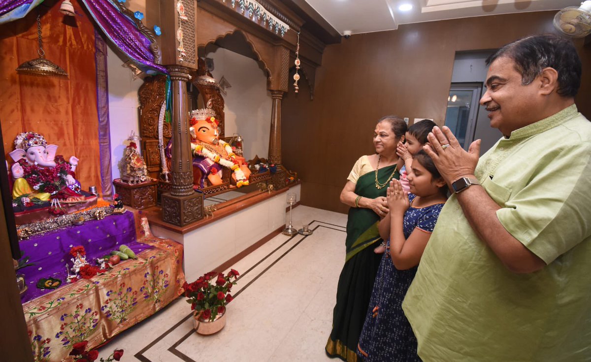 nitin_gadkari's tweet photo. गणपती बाप्पा मोरया! #GaneshChaturthi #GanpatiBappaMorya #Ganeshotsav2022 https://t.co/t5wnlilwAZ