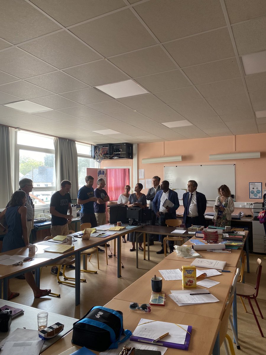 VilleSaintMalo's tweet photo. JOURNÉE DE PRÉ-RENTRÉE ! 🏫🖍

Ce dernier jour du mois d’août, le maire @gilleslurton et le conseil municipal rendaient visite aux équipes enseignantes en préparation dans les écoles pour leur souhaiter une bonne rentrée !

L’excitation se fait sentir dans les salles de classes! https://t.co/d2Ix8a2JP3