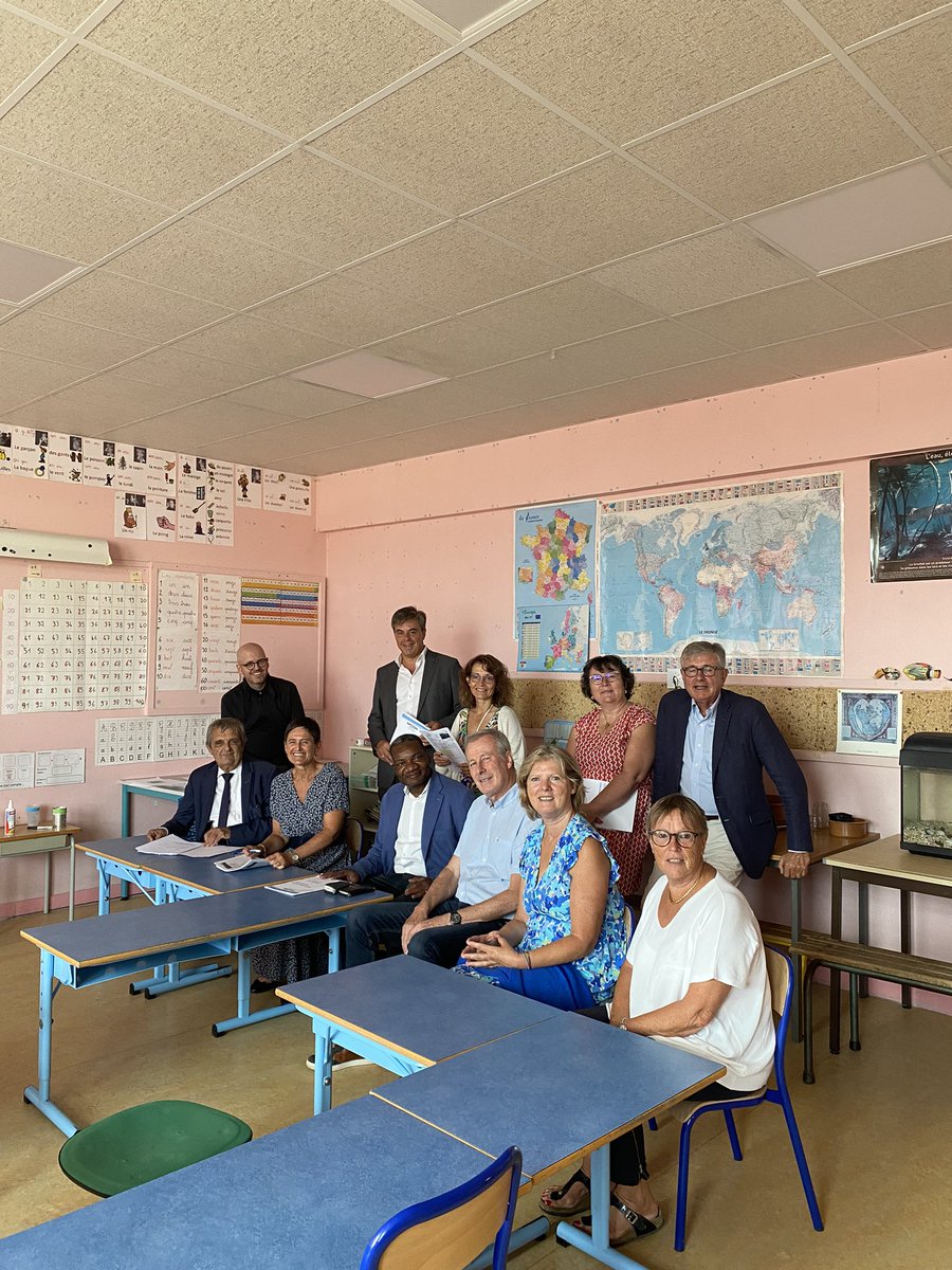 VilleSaintMalo's tweet photo. JOURNÉE DE PRÉ-RENTRÉE ! 🏫🖍

Ce dernier jour du mois d’août, le maire @gilleslurton et le conseil municipal rendaient visite aux équipes enseignantes en préparation dans les écoles pour leur souhaiter une bonne rentrée !

L’excitation se fait sentir dans les salles de classes! https://t.co/d2Ix8a2JP3