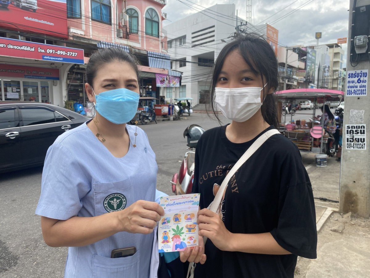 ChangesPW2021's tweet photo. โครงการบอกโทษเกินร้อยชิงทุนเกินล้าน
กิจกรรมให้ความรู้เกี่ยวกับโทษของกัญชาและยาเสพติดให้ชุมชนและโรงเรียน มีการจัดบอร์ด ในคอนเซ็ปท์ว่า เด็กประจวบไม่เอายาเสพติด สัมภาษณ์เกี่ยวกับสารเสพติด ทำให้ชุมชนได้ทราบเกี่ยวกับผลกระทบ

#กัญชา
#โทษของกัญชาและยาเสพติด
#บอกโทษเกินร้อยชิงทุนเกินล้าน https://t.co/DtIoUdLgWu