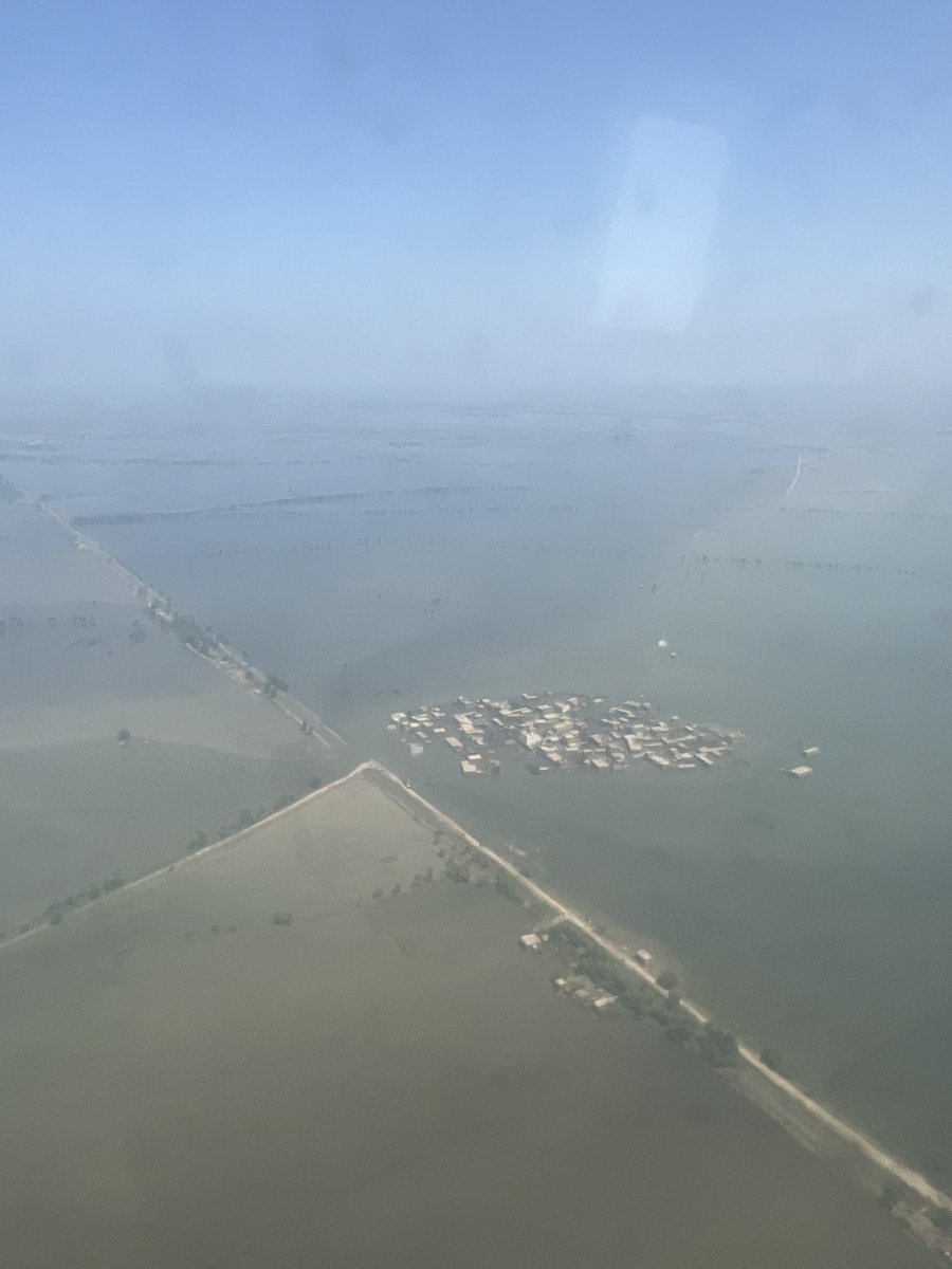 BBhuttoZardari's tweet photo. Took a group of diplomats for an aerial view of flood affected regions. The scale of the devastation is difficult to comprehend until you witness the disaster with your own eyes. #PakistanFloods https://t.co/fsTwvjcWzD