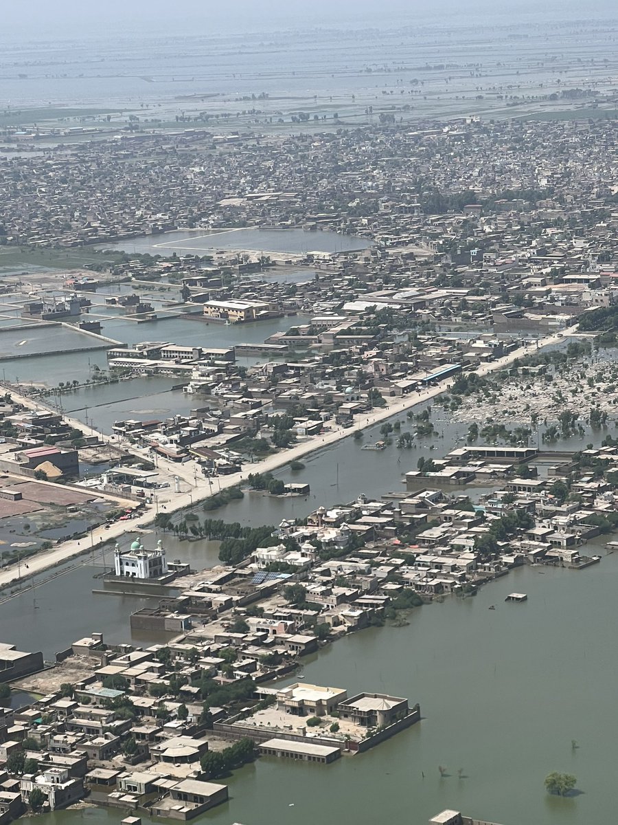 BBhuttoZardari's tweet photo. Took a group of diplomats for an aerial view of flood affected regions. The scale of the devastation is difficult to comprehend until you witness the disaster with your own eyes. #PakistanFloods https://t.co/fsTwvjcWzD