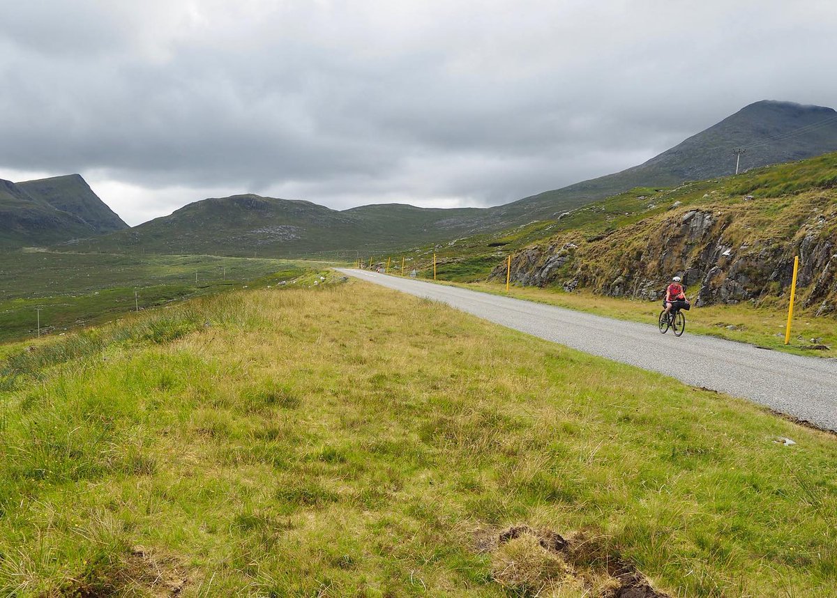 Hebridean_Way's tweet photo. As you cycle the Hebridean Way, you will find very different landscape, from moorland and woodland, mountains and hills, cliffs and sea stacks, machair and beaches.

📸: @ray_allwood_iml

#visitouterhebrides #hebrideanway #hebway https://t.co/m4AqtpFMaT
